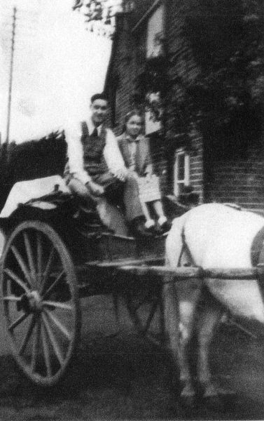 File:Couple on Carriage.jpg