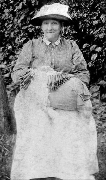 File:Lace Making 06.jpg