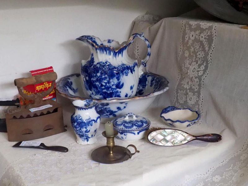 File:Grannies Attic 08.jpg