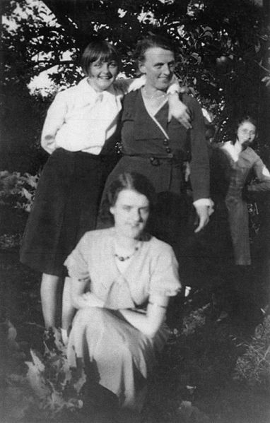 File:Brown Sisters 02.jpg