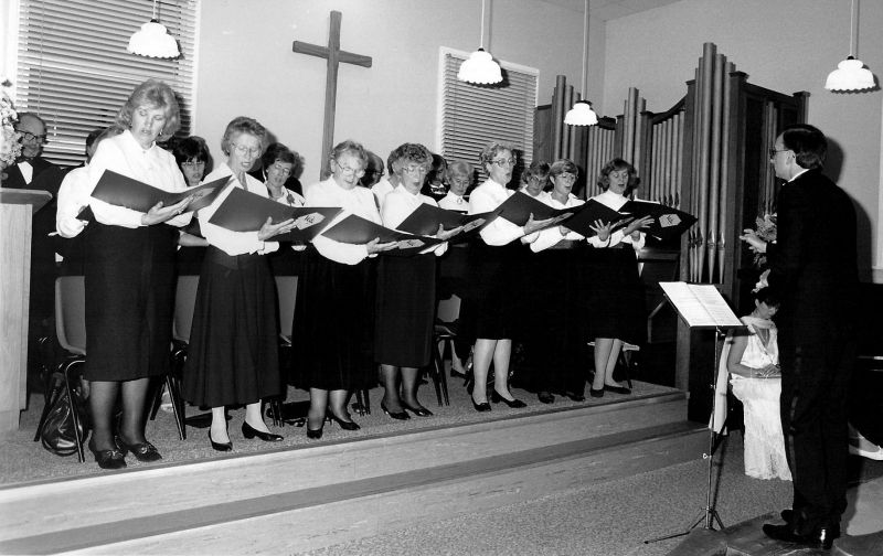 File:Lacey Green Singers 01.jpg